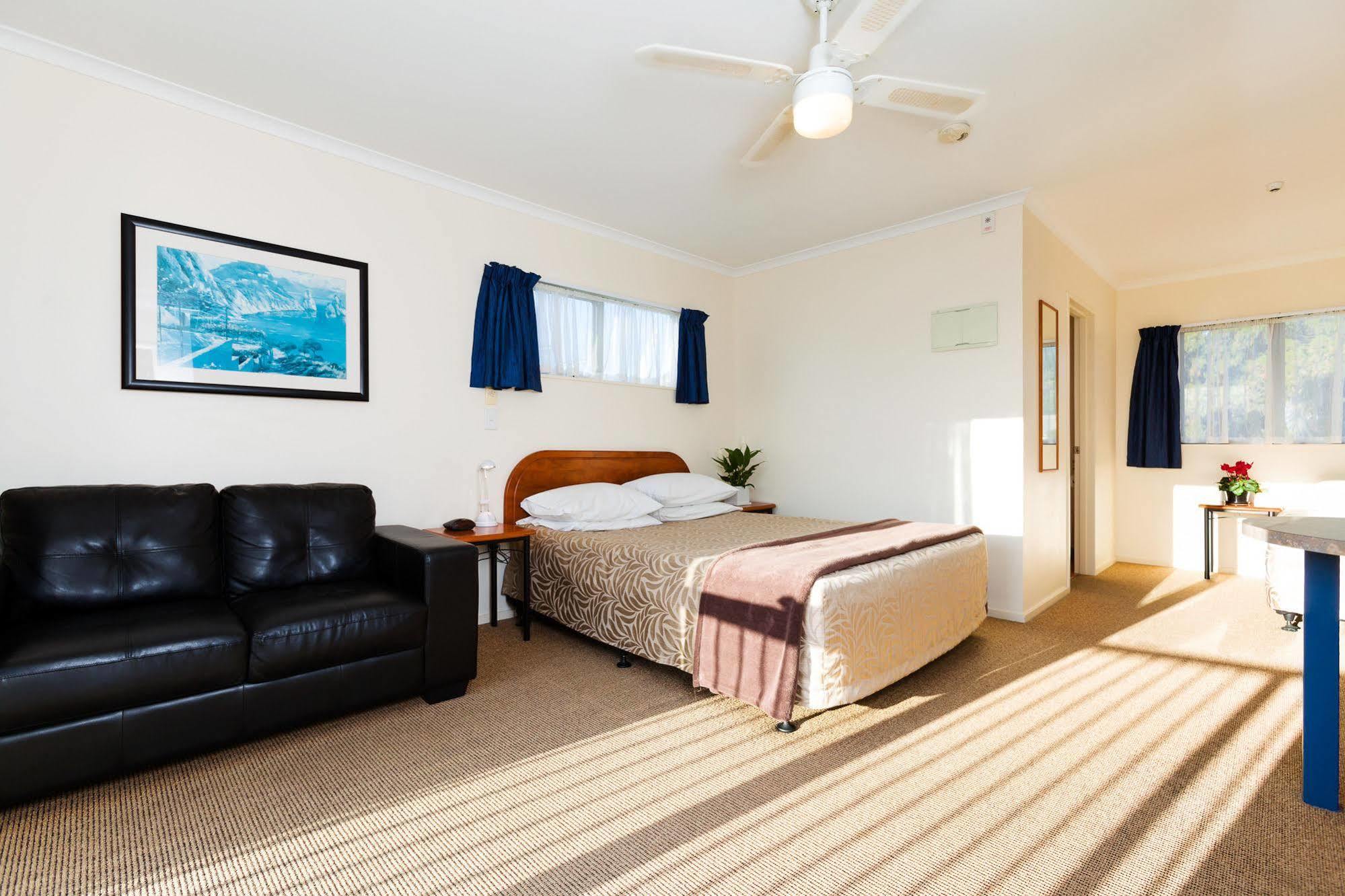 Elliotts Kapiti Coast Motor Lodge Paraparaumu Exterior photo